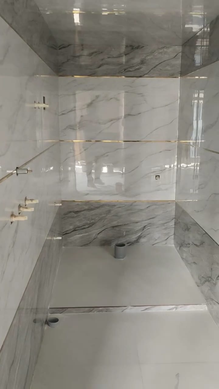 Elegant Marble-Look Bathroom Wall Tiling